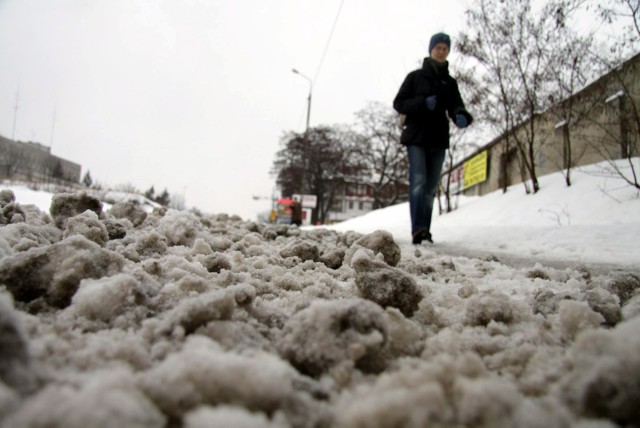 Zima w Lublinie: Piesi grzęzną w śniegowej brei