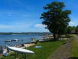 Plaża w Nadolu nad Jeziorem Żarnowieckim oblegana przez turystów