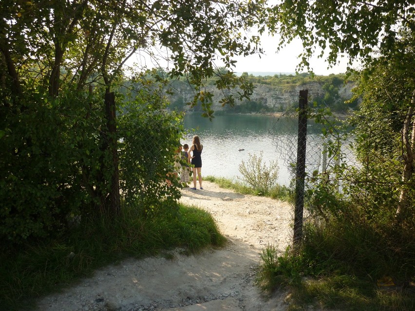 Kraków: Zakrzówek wciąż niebezpieczny: mimo zakazów, nie brakuje plażowiczów [ZDJĘCIA]