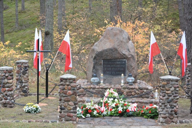 Pomnik na miejscu straceń ofiar hitleryzmu z lat 1941-1944 w Żmijowcu w Puszczy Noteckiej pod Międzychodem został odnowiony (9.11.2022).