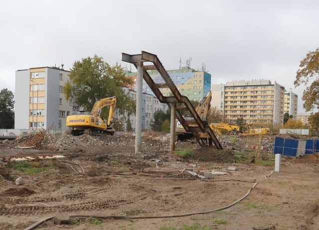 Po wiadukcie przy ulicy Żeromskiego w Radomiu pozostały ostatnie elementy konstrukcji i gruzowisko. Więcej na kolejnych slajdach >>>