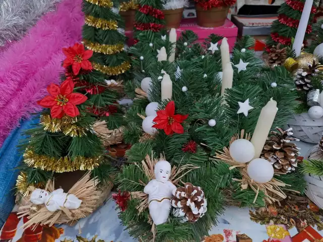 Ogromny wybór świątecznych ozdób na kieleckich bazarach