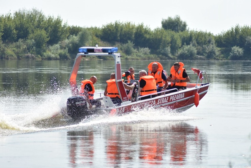 Gniew. Strażacy bogatsi o nowoczesną łódź - Marims 500 przemierza jeziora i rzekę [ZDJĘCIA]