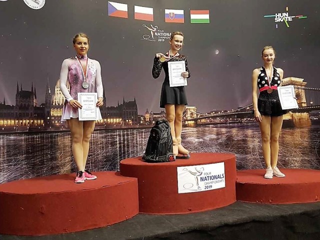 Podium mistrzostw Polski solistek w Budapeszcie. Mistrzostwo Polski zdobyła Rosjanka Ekaterina Kurakova. Z lewej Elżbieta Gabryszak (wicemistrzyni Polski) i Magdalena Zawadzka (z prawej), zdobywczyni brązowego medalu.