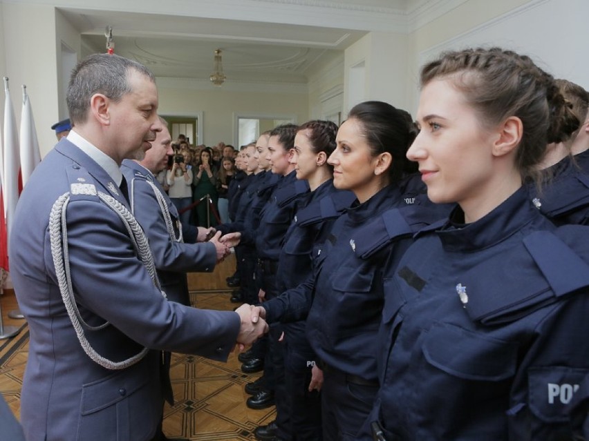 Policja Warszawa. Nowi funkcjonariusze złożyli w Warszawie ślubowanie. Przyjęto 79 nowych policjantów