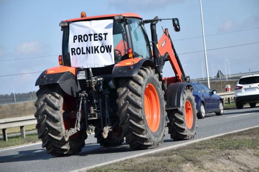 Trwa protest rolników. Droga Skalmierzyce  - Ostrów Wielkopolski zablokowana  [ZDJĘCIA + FILM]