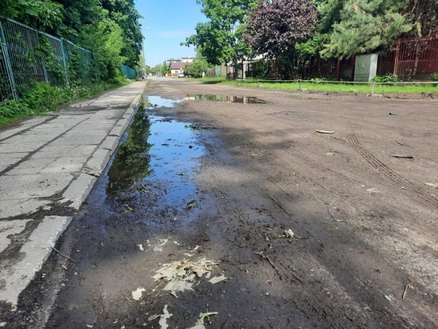 Odcinek ulicy Wiertniczej to zmora mieszkańców, kierowców i pieszych. Dziury, kałuże i zalewane posesje to ich codzienność. Droga może być w końcu przebudowana, pod warunkiem, że zgodzą się na to radni miejscy.