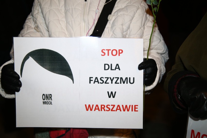 Odwagi Polsko! Obywatele RP i narodowcy demonstrowali przed Pałacem prezydenckim [ZDJĘCIA] 