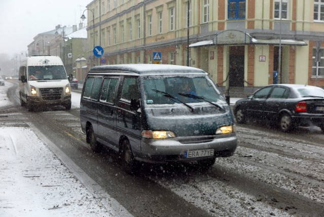 Śnieżyca w Piotrkowie spowodowała utrudnienia w ruchu. Na ulicach jest bardzo ślisko