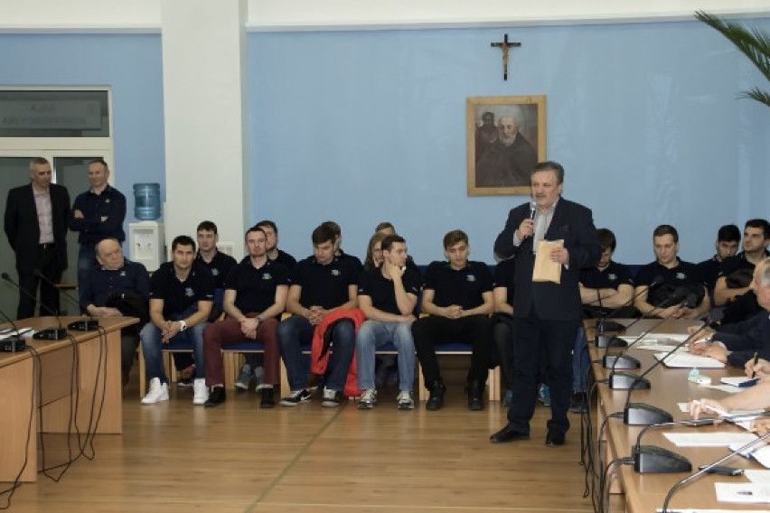 Prezes klubu piłkarzy ręcznych Azoty, Jerzy Witaszek, zaprosił wszystkich radnych z Puław na mecz w hali Globus w Lublinie.