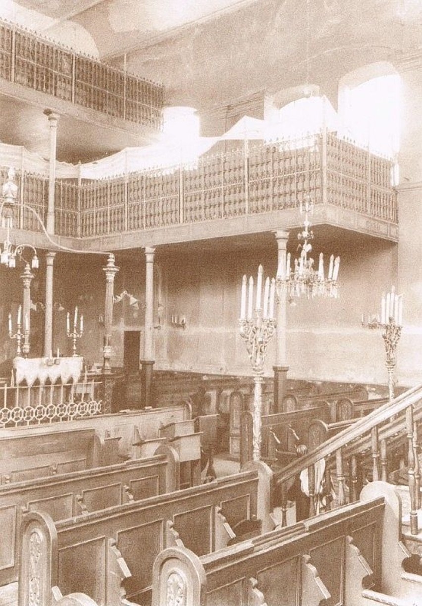 Kolejne zdjęcie wnętrza dużej synagogi, wykonane...