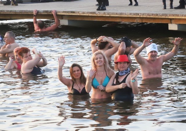 Na Borkach w Radomiu spotkało się 1 stycznia mnóstwo miłośników lodowatych kąpieli. Zobaczcie zdjęcia na kolejnych slajdach.