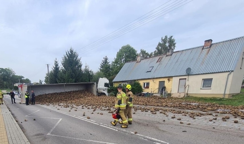 W gminie Mikołajki Pomorskie przewróciła się ciężarówka. Buraki cukrowe wysypały się na drogę 