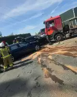Wypadek ciężarówki i dwóch pojazdów osobowych na obwodnicy Skawiny. Są osoby poszkodowane