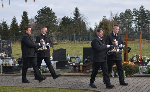 W Jawiszowicach odbyły się uroczystości pogrzebowe tragicznie zmarłych rodziców Teosia