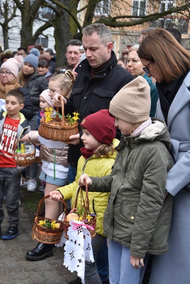 W Wielką Sobotę, która w tym roku wypada 8 kwietnia, wierni z Nowego Tomyśla wybrali się ze swoimi koszyczkami, by poświęcić potrawy, które znajdą się na stole wielkanocnym podczas niedzielnego śniadania.