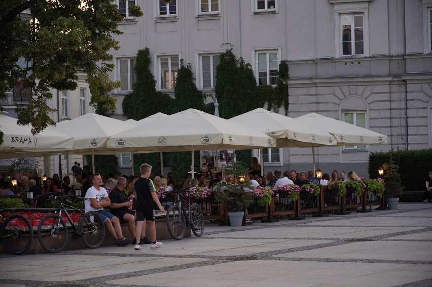 Dużo ludzi w ogródkach gastronomicznych na Rynku w Kielcach w sobotę 15 lipca. Wielu ludzi korzystało z pięknej pogody, zobacz zdjęcia