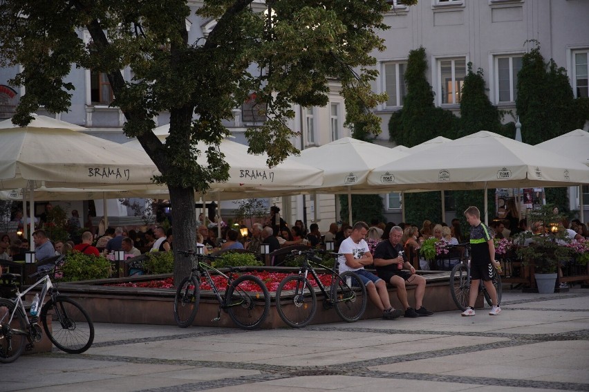 Dużo ludzi w ogródkach gastronomicznych na Rynku w Kielcach w sobotę 15 lipca. Wielu ludzi korzystało z pięknej pogody, zobacz zdjęcia