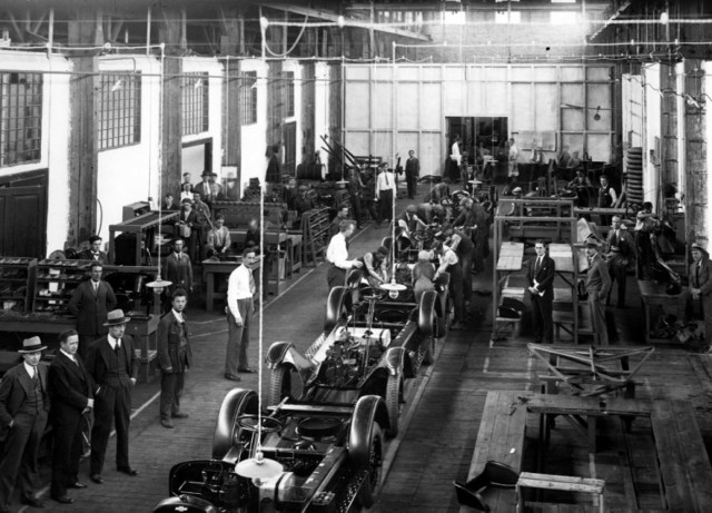Tutaj mieściły się zabudowania fabryczne firmy "Elibor". Firma w latach 20. montowala Fordy T i traktory Fordson. W 1928 r. wynajęła koncernowi General Motors część swoich hal. Prowadzono w nich montaż samochodów Chevrolet. 

Ponadto "Elibor" prowadził salon samochodowy, w którym sprzedawano i naprawiano samochody takich marek jak Chevrolet, Buick i Oldsmobile. W 1936 r. firma ponownie została przedstawicielem Forda na Polskę. 

Zabudowania fabryczne "Elibora" uległy znieszczeniu w czasie wojny.