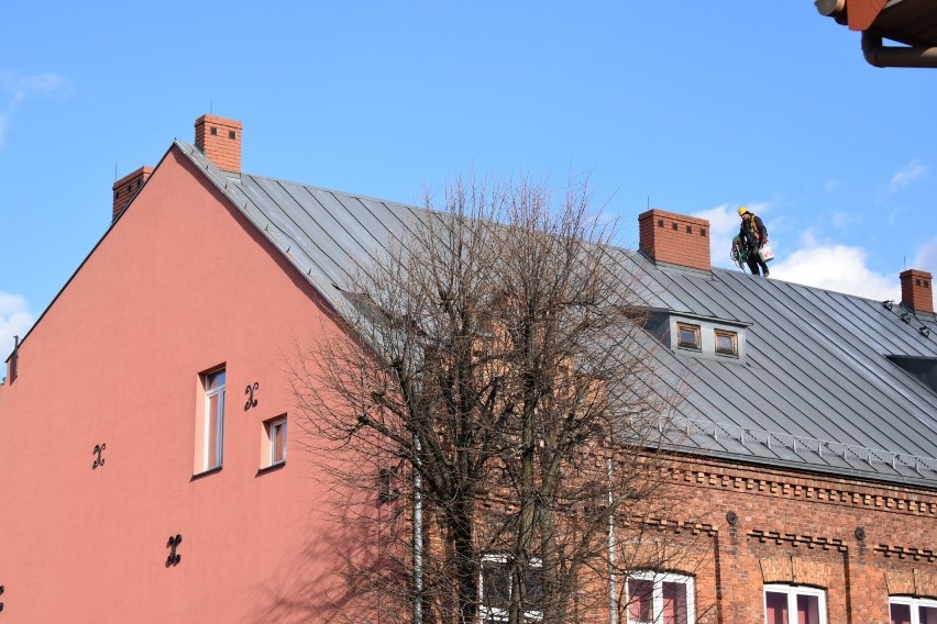 Ratowanie szkoły w Olkuszu. Wiatr zerwał fragment dachu w...