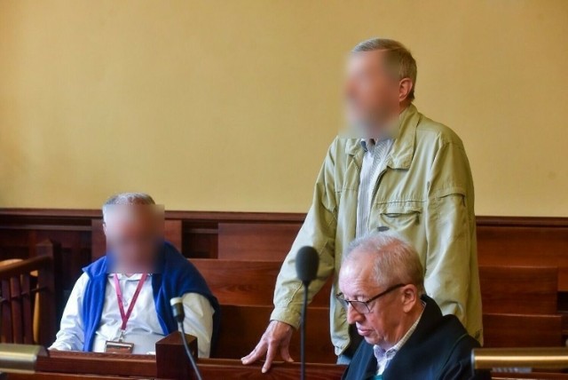 Na ławie oskarżonych zasiadają: emerytowany kustosz muzeum Adam M. i toruński numizmatyk Andrzej R (w białej koszuli i niebieskim pulowerze). Proces toczy się przed Sądem Okręgowym w Toruniu.