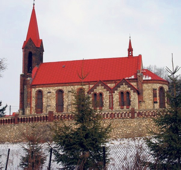 Stojący na wzniesieniu kościół pw. NMP Częstochowskiej