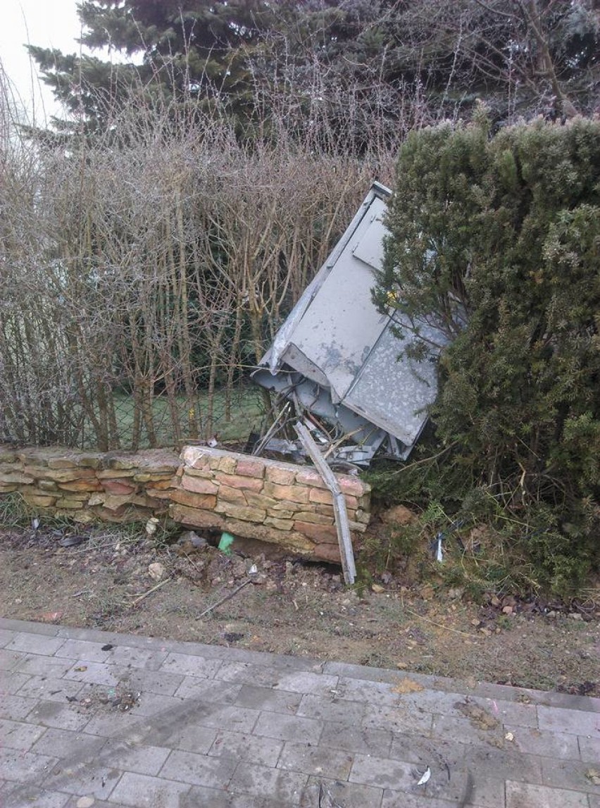 64-letni kierujący toyotą uderzył w bramę i skrzynkę energetyczną na ul. Dobrzyńskiej we Włocławku [zdjęcia, wideo]