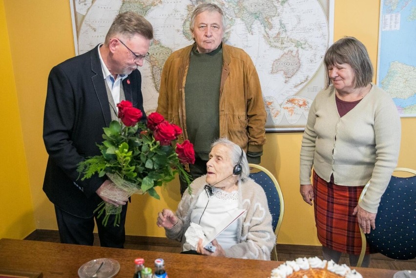 Medal i kwiaty dla pani Leokadii Szczepańskiej z Solca...