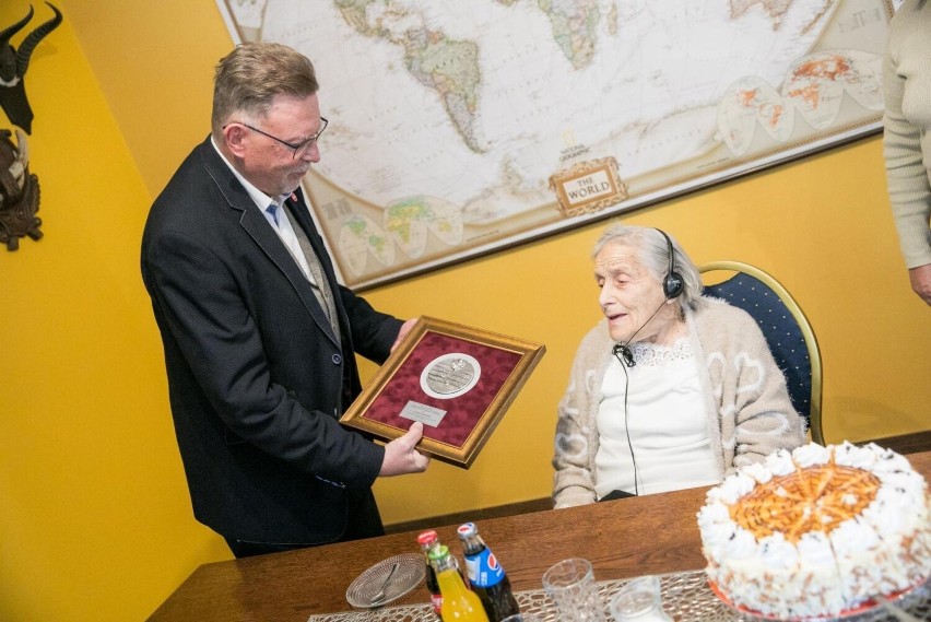 Medal marszałka dla 100-letniej pani Leokadii z Solca...