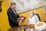 Pani Leokadia z Solca Kujawskiego skończyła 100 lat. Dostała medal od marszałka [zdjęcia]