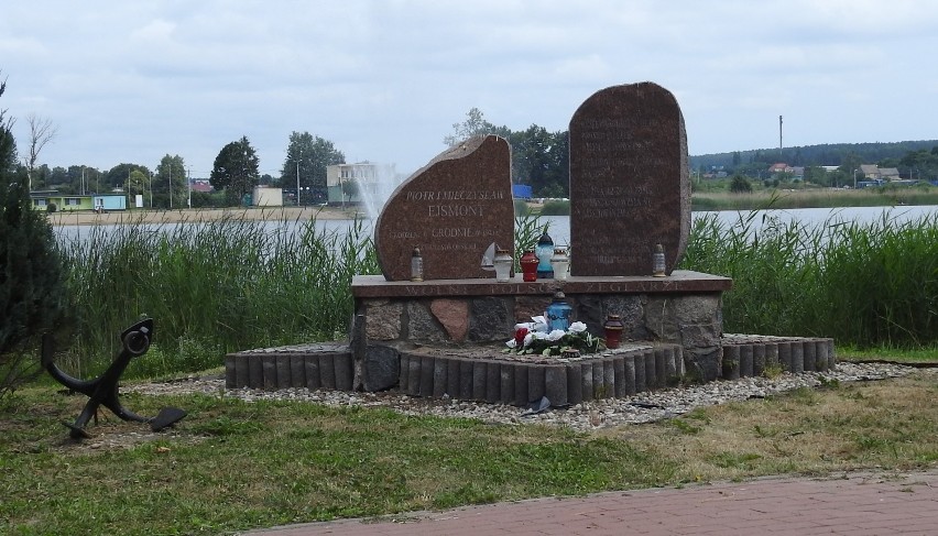 Pomnik poświęcony braciom Ejsmontom, polskim żeglarzom.