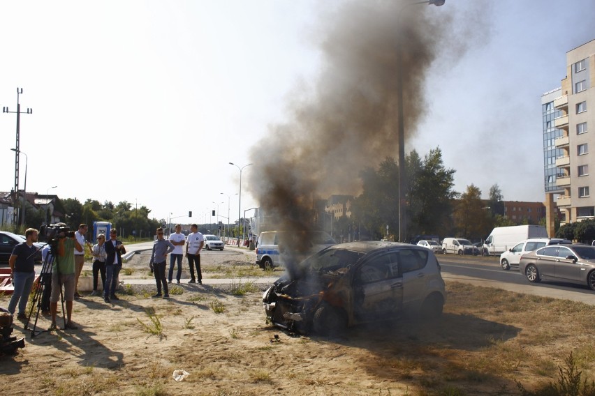 Aktywiści chcieli publicznie spalić samochód na Ursynowie. Płomienne zapowiedzi zderzyły się z rzeczywistością