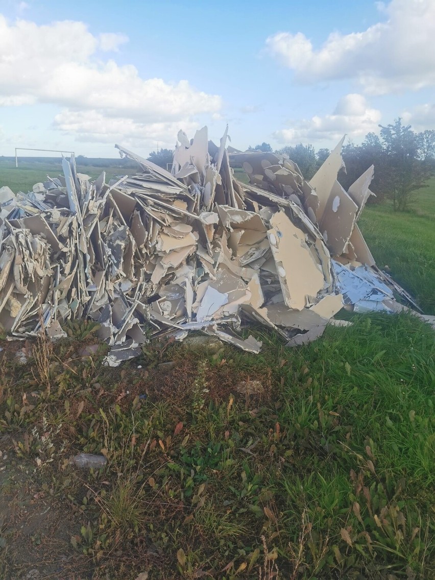 Afera przy remoncie puckiego szpitala. Prace idą pełną parą, ale... odpady zostały wyrzucone na działce jednego z mieszkańców. ZDJĘCIA