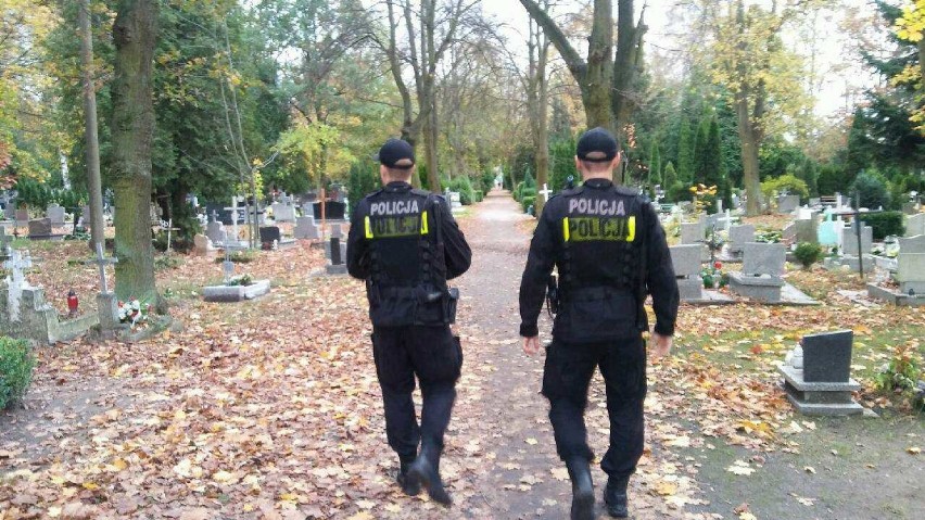 Policja apeluje o ostrożność na cmentarzach. Policjanci też tam zaglądają 
