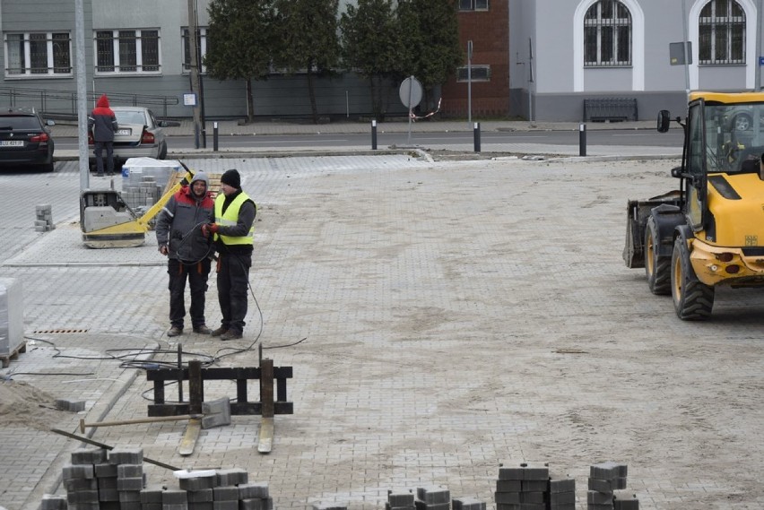 Większa część głównej płyty parkingu została już pokryta...