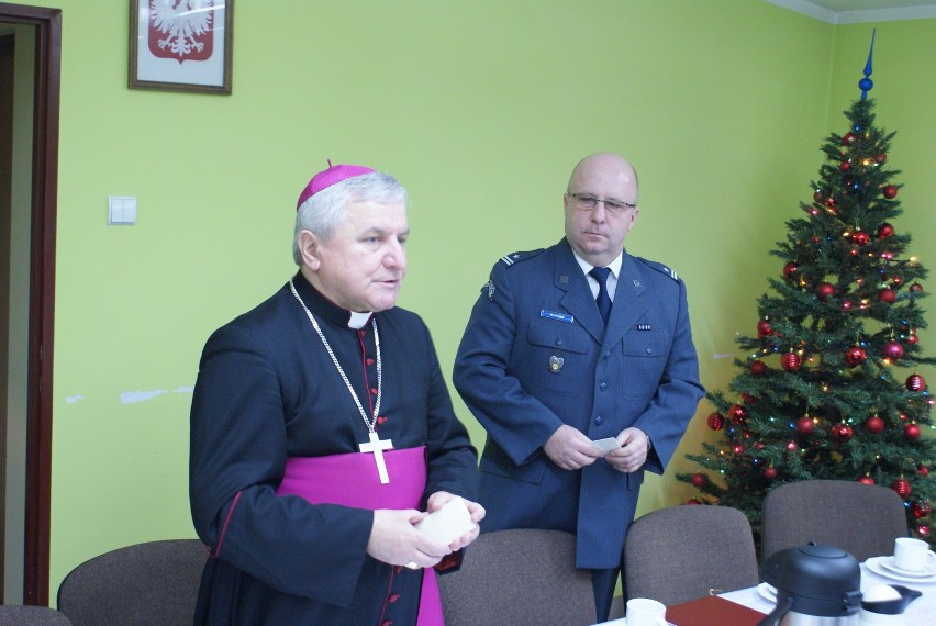 Kalisz: Biskup łamał się opłatkiem z więźniami i pracownikami kaliskiego zakładu karnego. ZDJĘCIA
