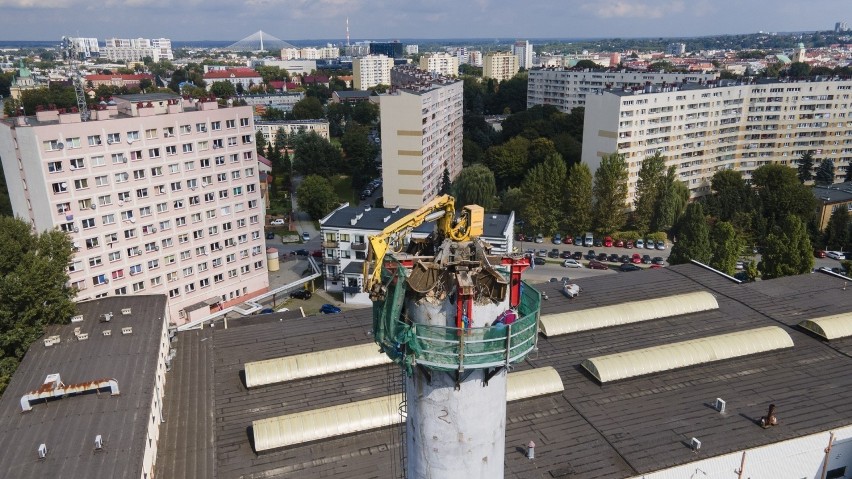 45-metrowy komin w centrum Rzeszowa do wyburzenia. Będzie go kruszył ważący 6 i pół tony robot. Zobaczcie zdjęcia