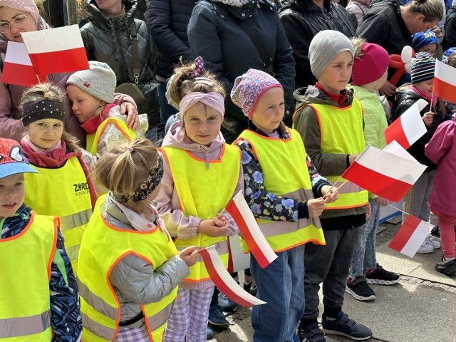 Jak zwykle na placu przed ratuszem pojawiły się kołobrzeskie przedszkolaki. Oczywiście z małymi flagami