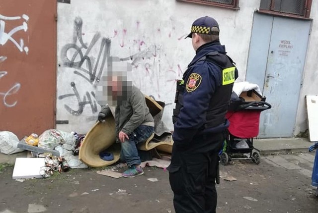 Od początku marca mieszkańcy Inowrocławia zgłosili strażnikom 38 spraw dotyczących zagrożenia życia i zdrowia bezdomnych.