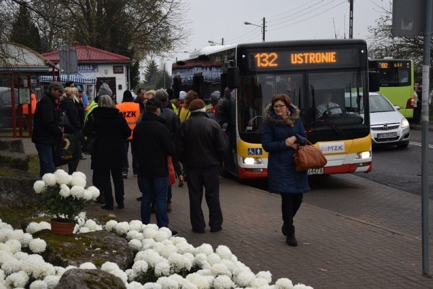 Na cmentarz komunalny przy ul. Żwirowej przez cały rok...