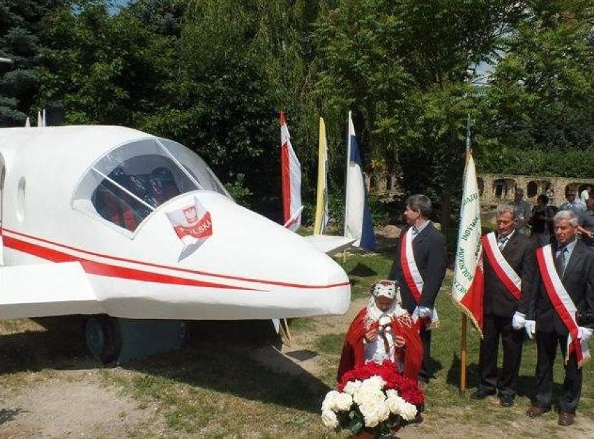 Pomnik Tupoleva w Kałkowie. Makieta prezydenckiego Tu-154...