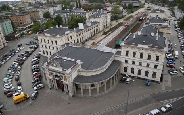 Dworzec Świebodzki bez pociągów to nie tylko coniedzielne targowisko. W tygodniu przeistacza się w lunapark. Oprócz dwupoziomowej makiety kolejowej znajdziemy tam strzelnicę, dom strachów, wystawę egzotycznych zwierząt. Po zwiedzeniu wszystkich atrakcji możemy zjeść obiad w restauracji, a potem położyć się spać w hostelu.

Zobaczcie na kolejnych slajdach, co jeszcze warto odwiedzić na Dworcu Świebodzkim, posługując się klawiszami strzałek na klawiaturze, myszką lub gestami.