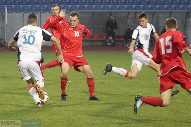 Lider Włocławek - Wisła Dobrzyń n/Wisłą 5:1 (3:0)
GOOOL 13 - Jakub Kowalski 1:0
GOOOL 32 - Patryk Jaworski 2:0
GOOOL 43 - Rafał Burzyński 3:0
GOOOL 81 - Burzyński 4:0
82 min - Paweł Rzęsiewicz z Wisły nie wykorzystał karnego
GOOOL 84 - Juliusz Habasiński, karny 4:1
GOOOL 89 - Bartłomiej Grube, karny 5:1