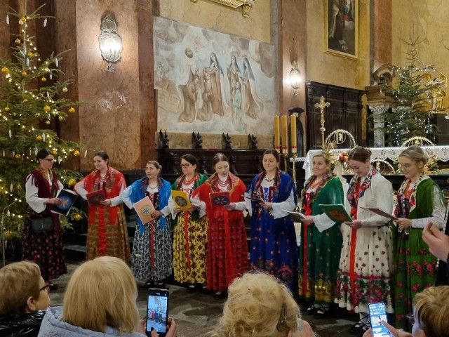 Koncert kolęd i pastorałek góralskich w kościele karmelitów bosych w Przemyślu.