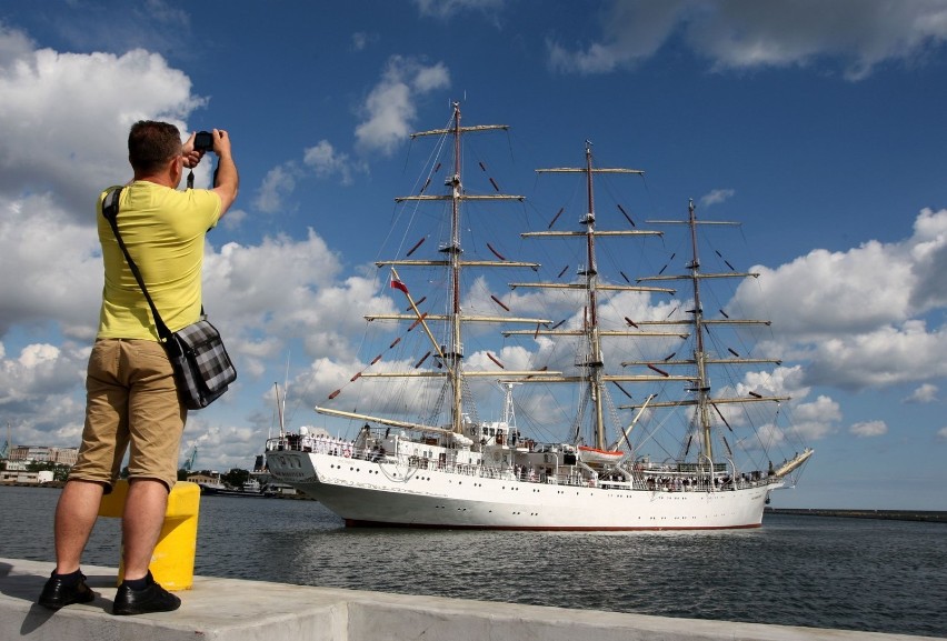 Gdynia - Dar Młodzieży wrócił do portu
