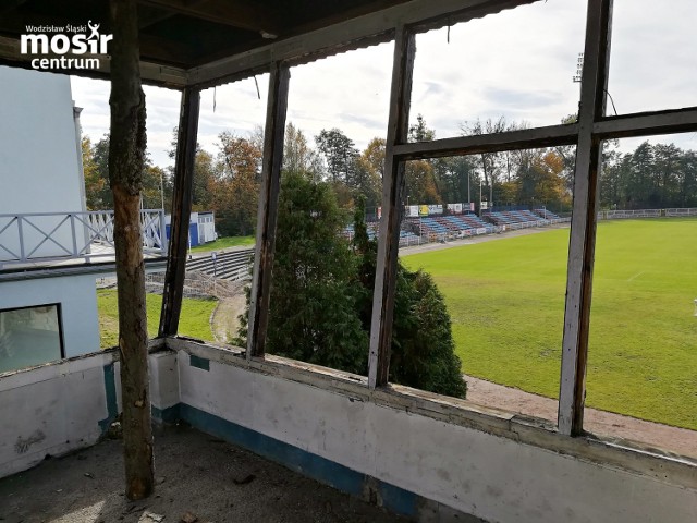 Wieża z zegarem stadionu MOSiR w Wodzisławiu Śl. przeszła do historii