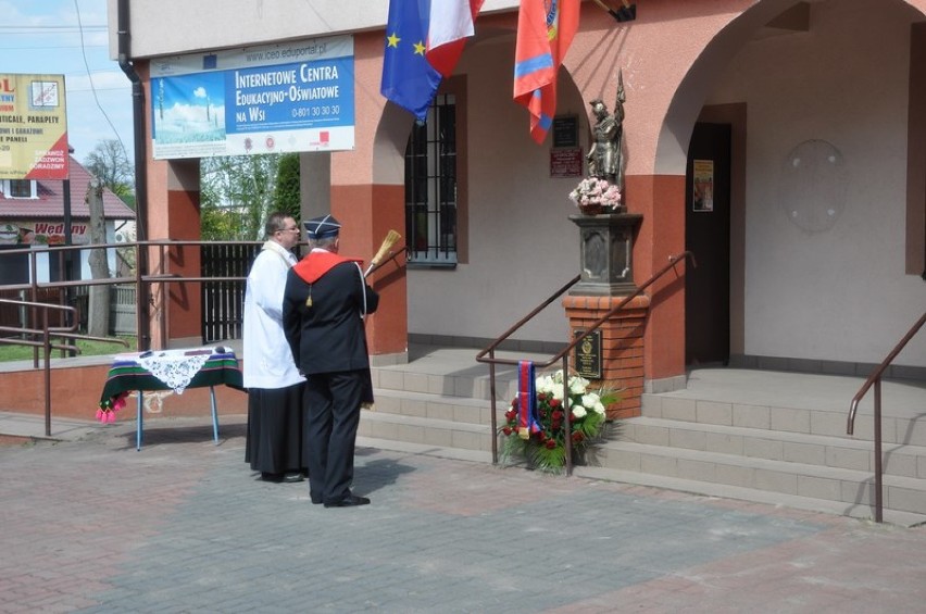 Medale i odznaczenia dla druhów. Powiatowe Święto Strażaków w Poświętnem.