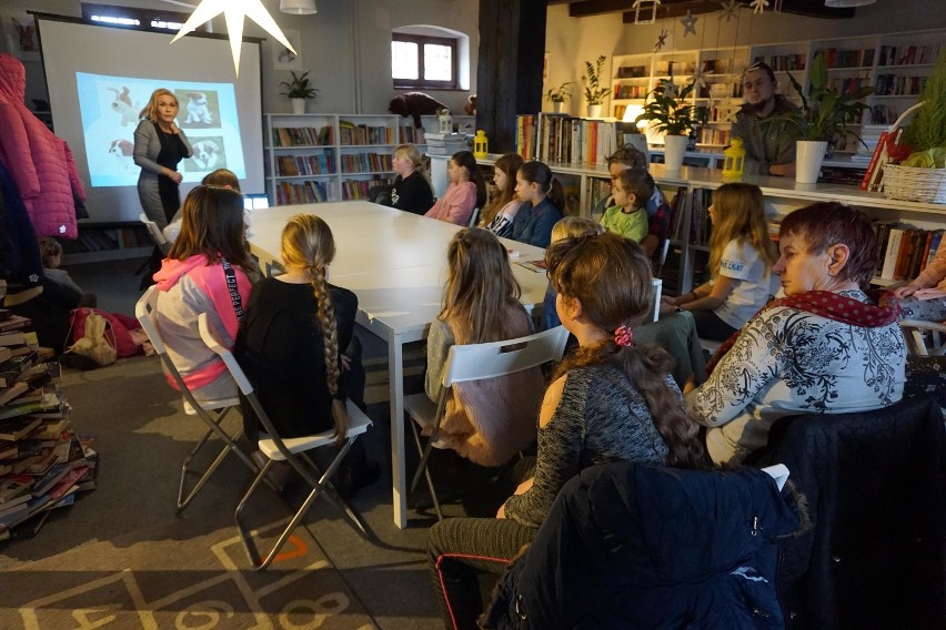 Ferie we Wronkach. W bibliotece zagościli przewodnicy psiego zaprzęgu i ich czworonogi [ZDJĘCIA]