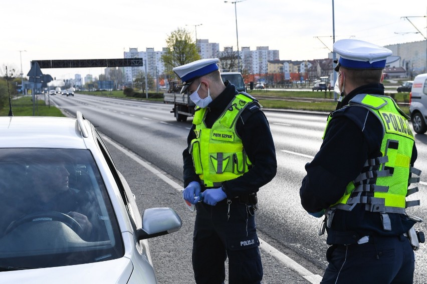 Obowiązek dotyczy także poruszania się samochodami,...