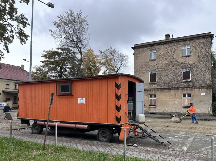 Na Dąbrowskiego prowadzone są roboty drogowe związane z...